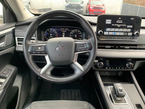 Used 2023 Mitsubishi Outlander SE image 17