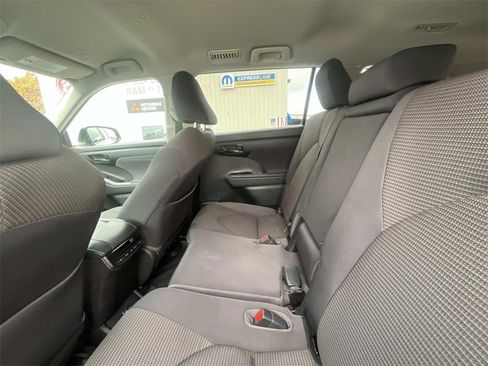 Used 2023 Toyota Highlander LE image 13