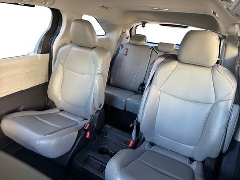 Used 2022 Toyota Sienna XLE FWD image 11