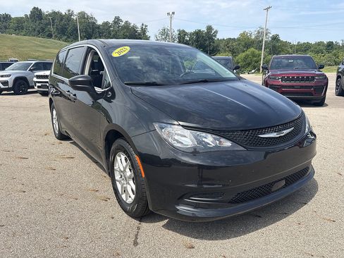 Used 2023 Chrysler Voyager LX FWD image 7