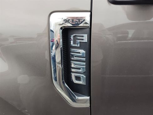 Used 2019 Ford F250 XLT w/ XLT Premium Package image 11