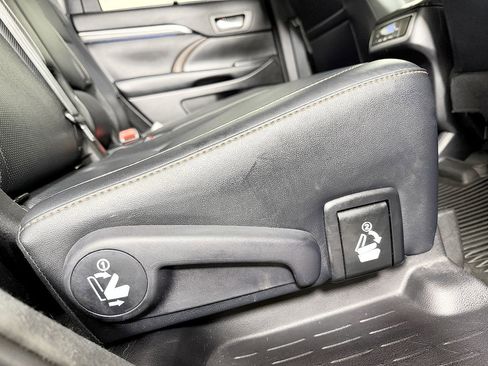 Used 2018 Toyota Highlander Limited image 46