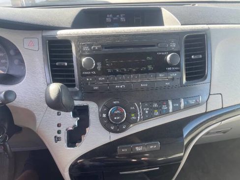 Used 2013 Toyota Sienna LE FWD image 13
