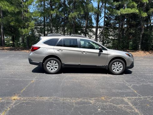 Used 2018 Subaru Outback 2.5i Premium AWD/4WD image 8