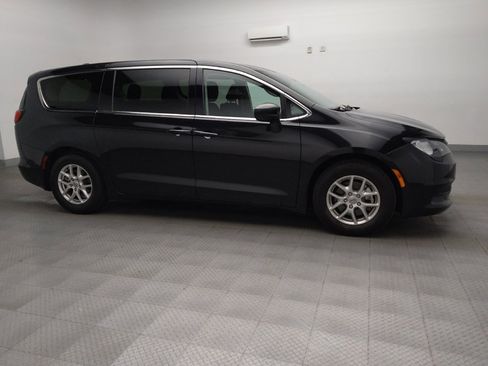 Used 2022 Chrysler Voyager LX image 11