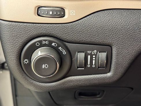 Used 2017 Jeep Cherokee Limited AWD/4WD image 31