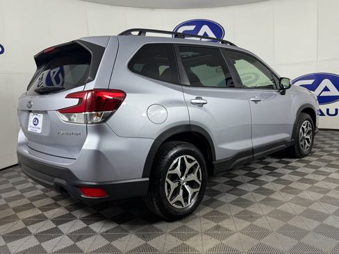 Used 2023 Subaru Forester Premium image 4