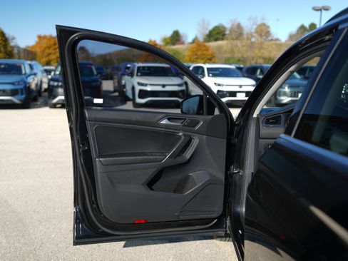 Used 2021 Volkswagen Tiguan SE w/ Panoramic Sunroof Package image 27