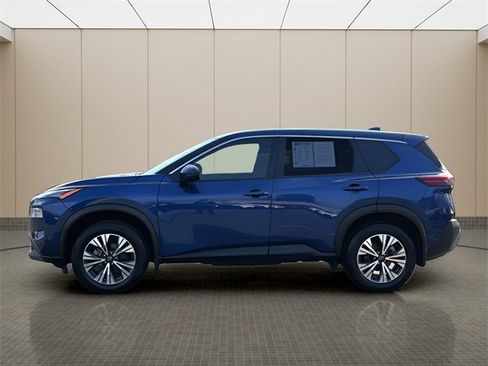 Used 2023 Nissan Rogue SV image 2