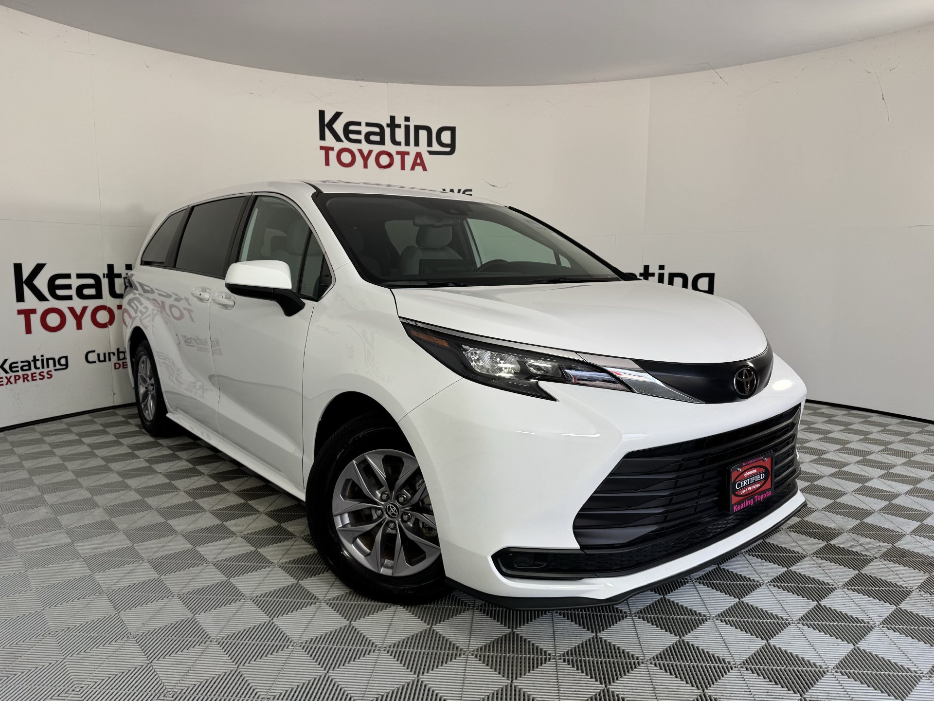 Certified 2026 Toyota Sienna LE FWD image 3
