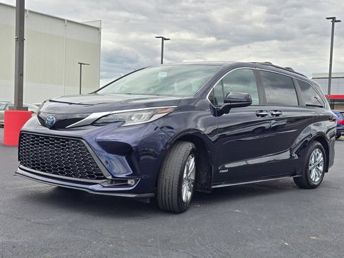 Used 2021 Toyota Sienna XSE w/ XSE Plus Package AWD/4WD image 4