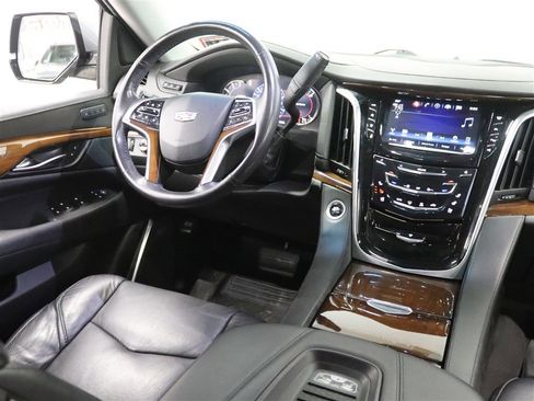 Used 2019 Cadillac Escalade Luxury image 21