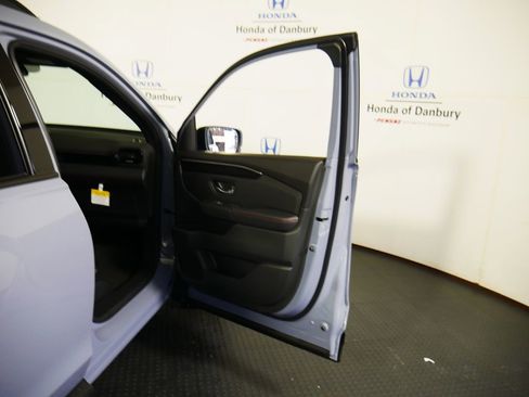 New 2025 Honda Pilot Black Edition image 5