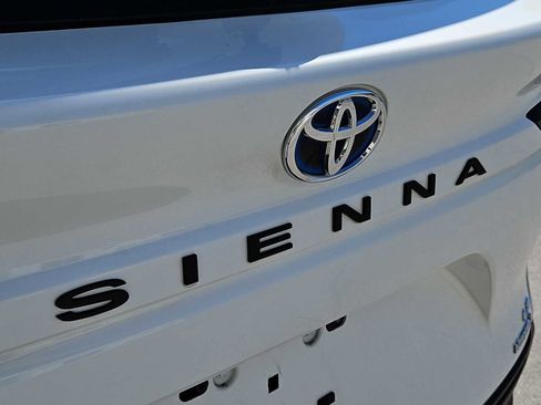 Used 2023 Toyota Sienna LE image 11