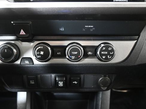 Used 2020 Toyota Tacoma SR5 AWD/4WD image 28