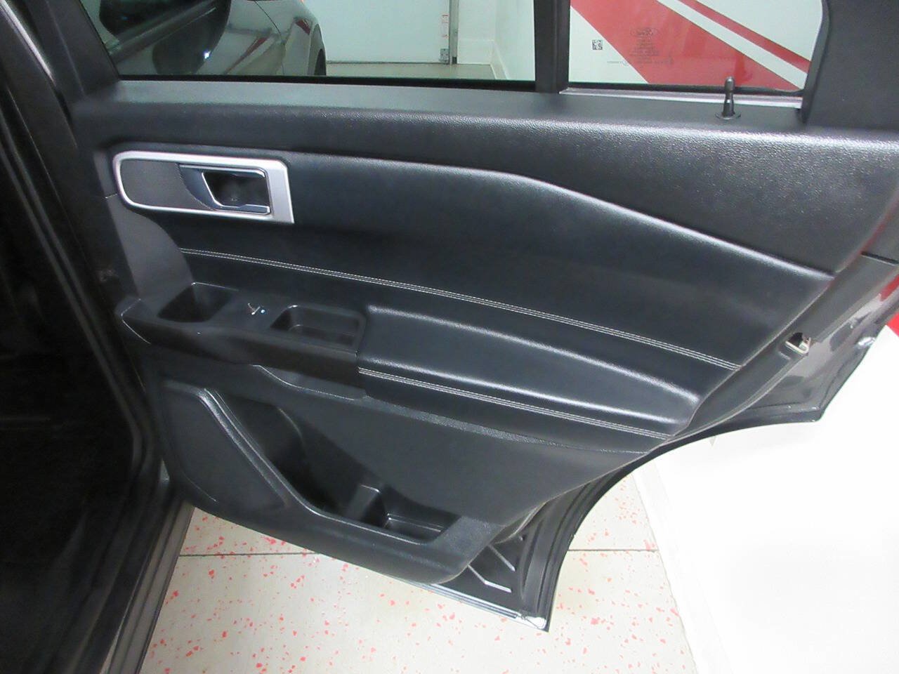 Used 2020 Ford Explorer XLT w/ Equipment Group 202A AWD/4WD image 32