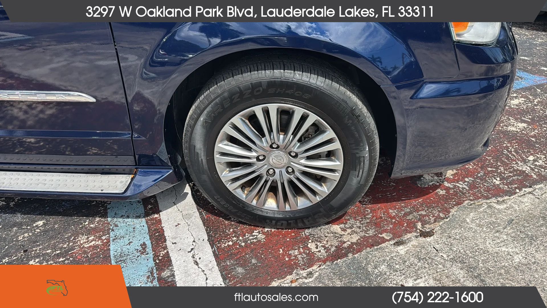 Used 2014 Chrysler Town & Country Touring-L FWD image 12