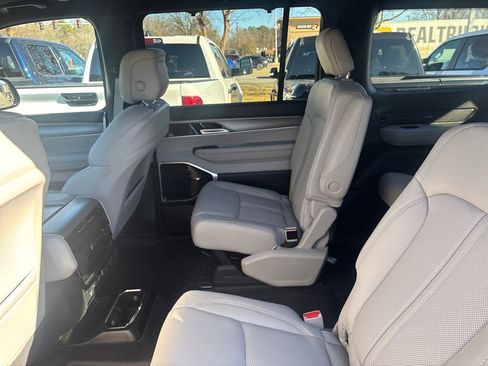 Used 2025 Jeep Wagoneer Series III w/ Quick Order Package 25C Super image 9