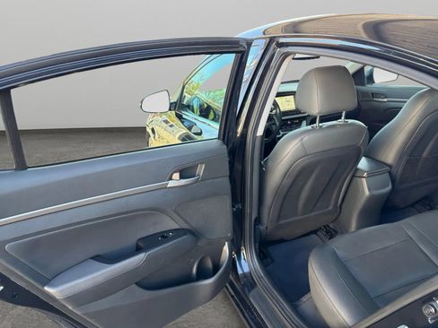 Used 2017 Hyundai Elantra Limited w/ Limited Tech Package 08 FWD image 14