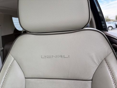 Used 2021 GMC Yukon XL Denali w/ Denali Premium Package image 10