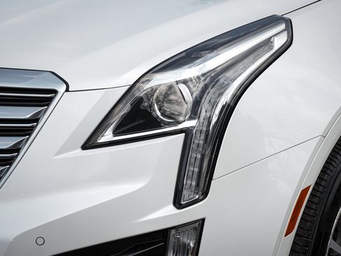 Used 2018 Cadillac XT5 Luxury w/ Driver Awareness Package image 6