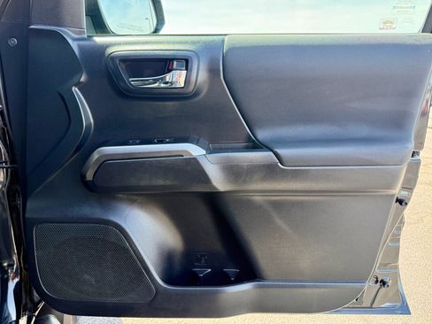 Used 2019 Toyota Tacoma TRD Sport AWD/4WD image 32