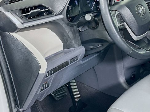 Used 2024 Toyota Sienna XLE image 10