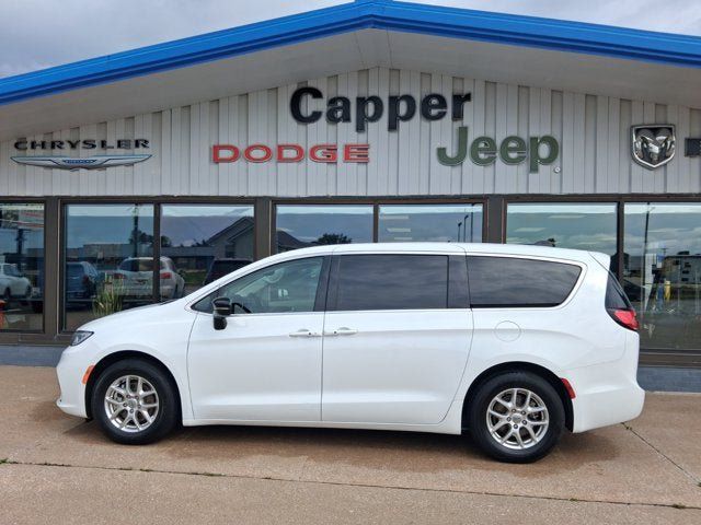 Used 2024 Chrysler Pacifica Touring-L FWD image 3