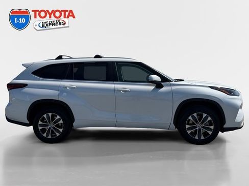 Certified 2025 Toyota Highlander XLE FWD image 6