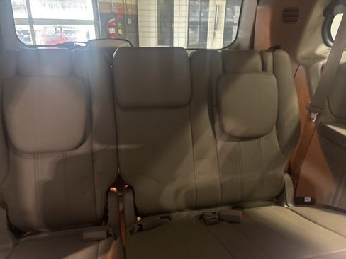 Used 2014 Chrysler Town & Country Touring image 10