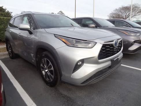 Used 2021 Toyota Highlander XLE image 2