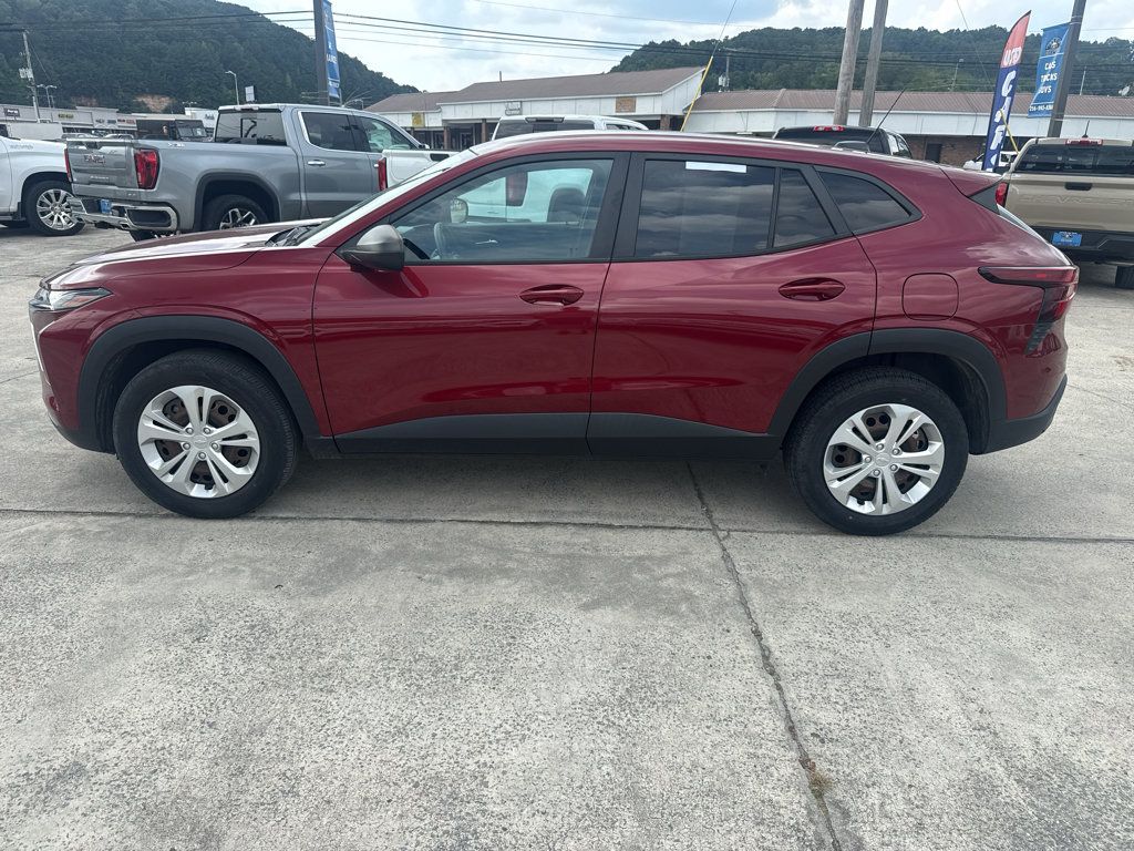 Used 2024 Chevrolet Trax LS w/ Driver Confidence Package FWD image 2