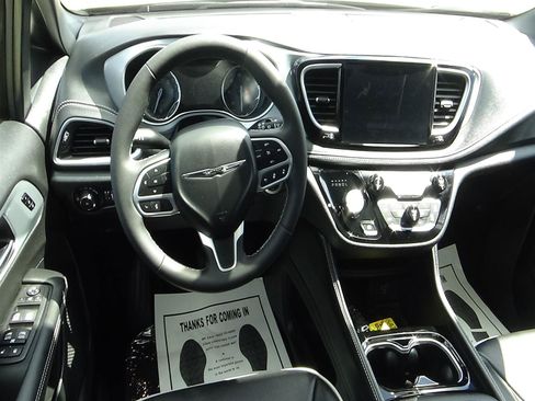 Certified 2026 Chrysler Pacifica Limited FWD image 16