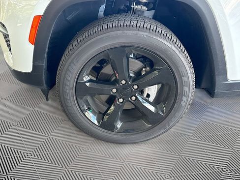 Used 2025 Jeep Grand Cherokee Laredo RWD image 35