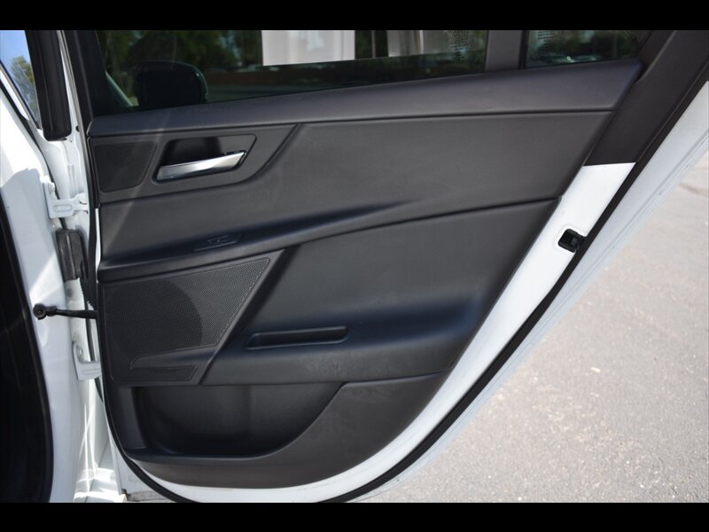 Used 2019 Jaguar XE Premium RWD image 28
