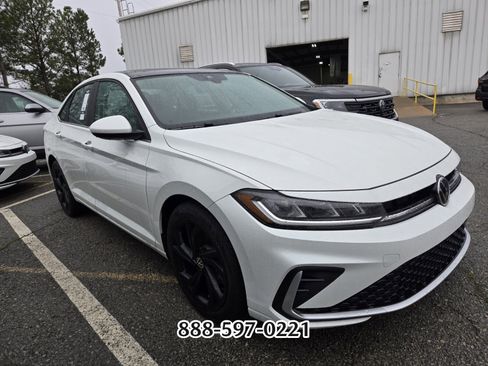 Used 2025 Volkswagen Jetta SE image 10