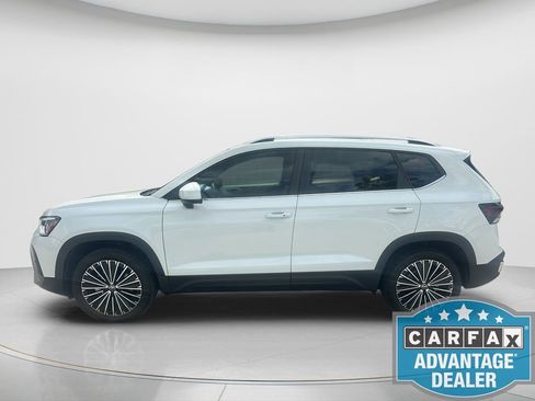 Used 2025 Volkswagen Taos SE w/ Panoramic Sunroof Package image 2