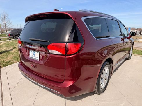Used 2018 Chrysler Pacifica Touring-L image 4