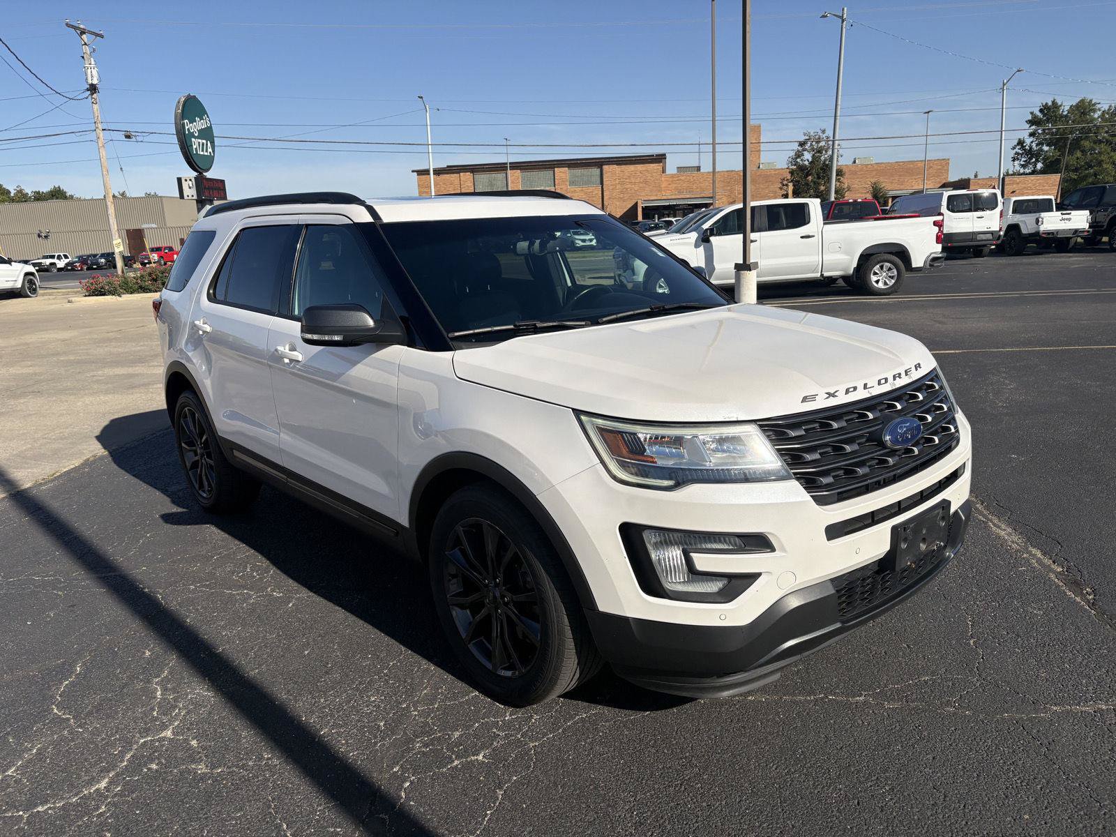 Used 2017 Ford Explorer XLT w/ Equipment Group 202A AWD/4WD image 2