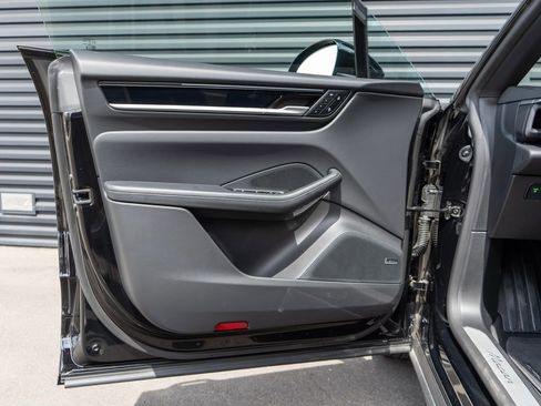 Used 2025 Porsche Macan Electric RWD image 28