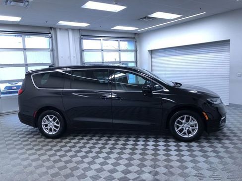 Used 2025 Chrysler Pacifica Select FWD image 27