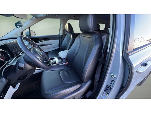 Used 2024 Kia Carnival EX image 24