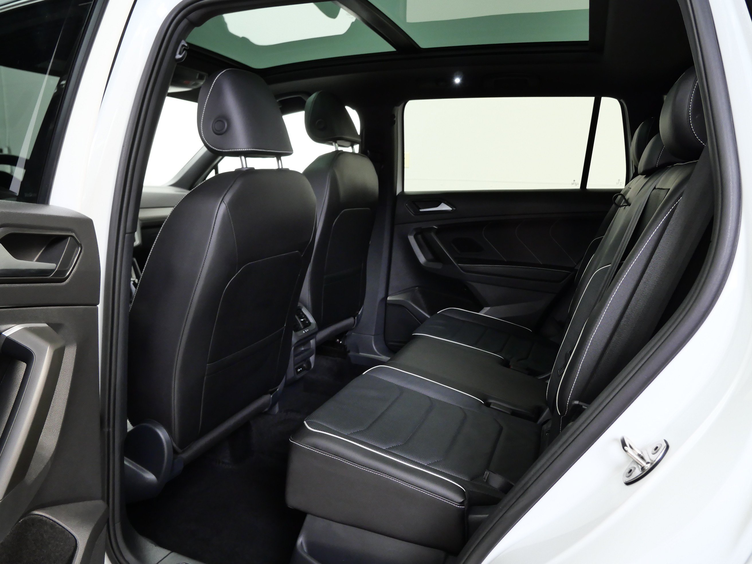 Used 2024 Volkswagen Tiguan SEL R-Line w/ MDO Package, Two-Row AWD/4WD image 16