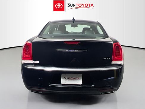 Used 2017 Chrysler 300 Limited image 5