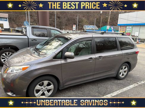 Used 2015 Toyota Sienna LE image 1
