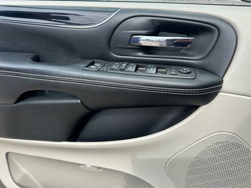 Used 2019 Dodge Grand Caravan SXT FWD image 28
