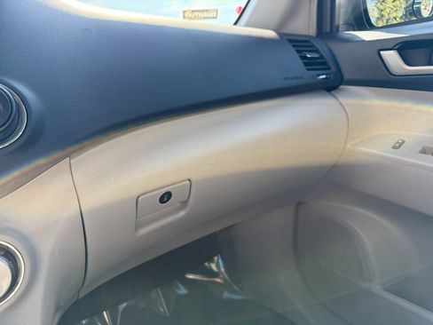 Used 2013 Toyota Highlander Plus image 37