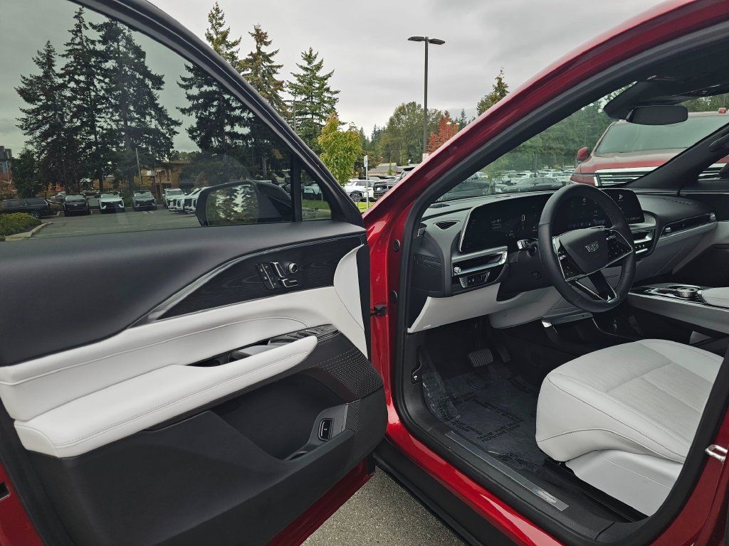 Certified 2024 Cadillac Lyriq Luxury AWD/4WD image 23