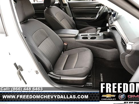 Used 2025 Nissan Altima 2.5 SV FWD image 10