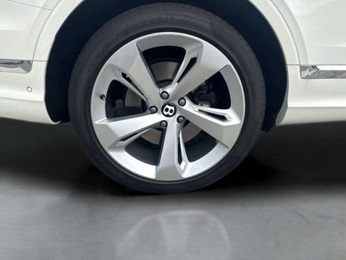 Certified 2025 Bentley Bentayga AWD/4WD image 37